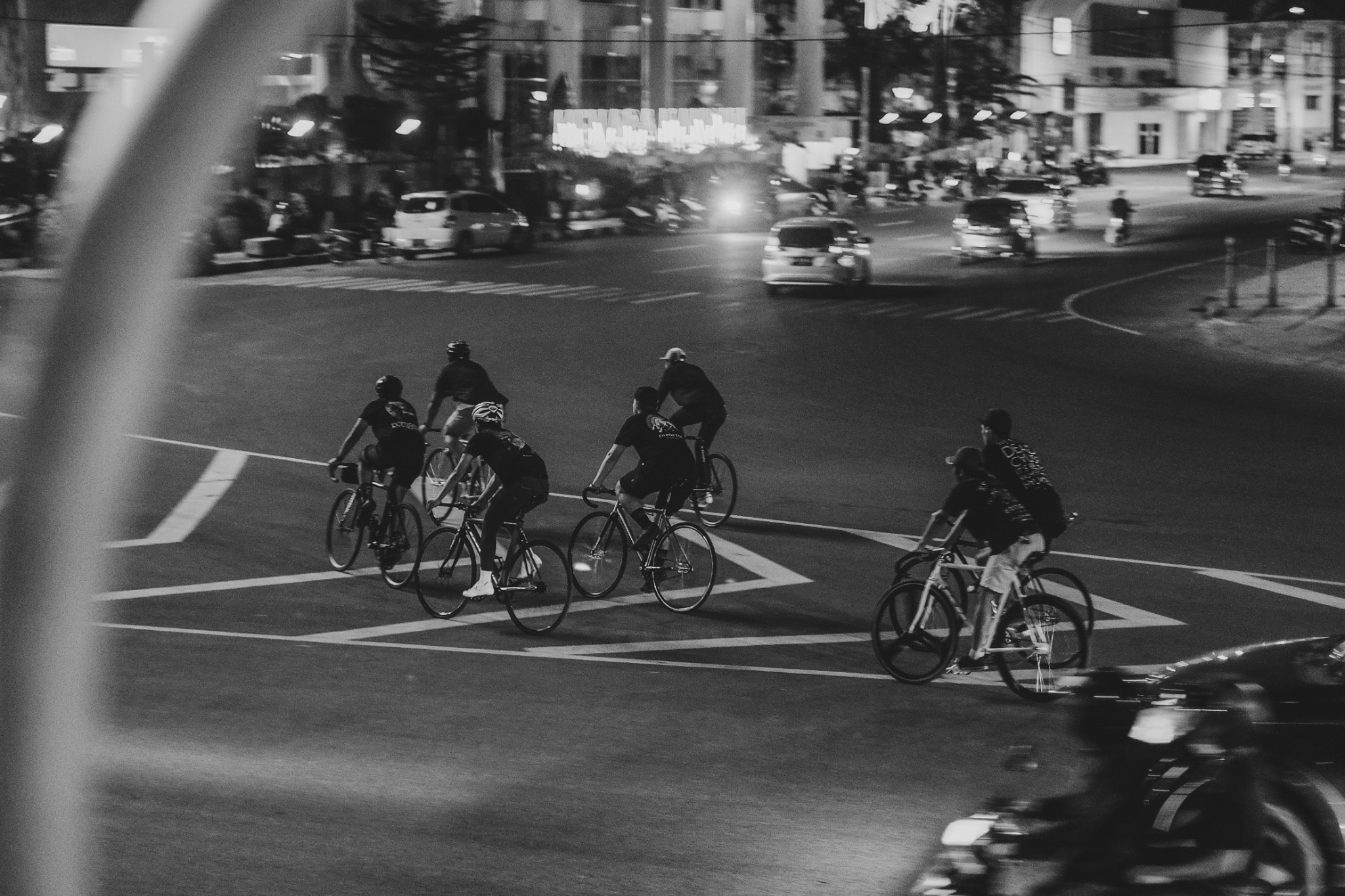 Rider SDBZ melintasi persimpangan kota pada malam hari