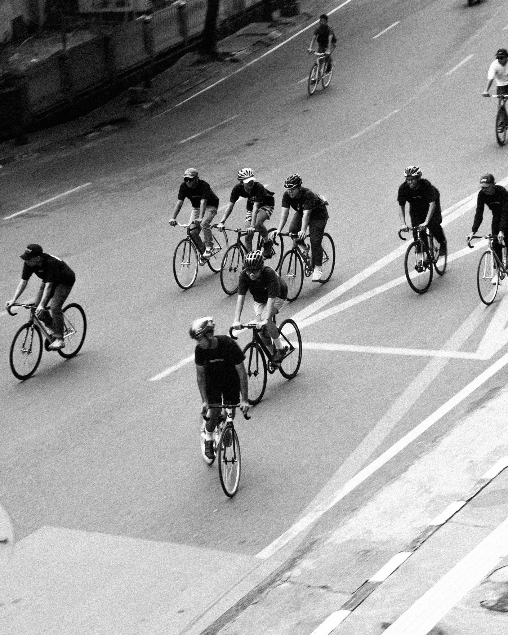 Rombongan fixed gear SDBZ berkendara di kota