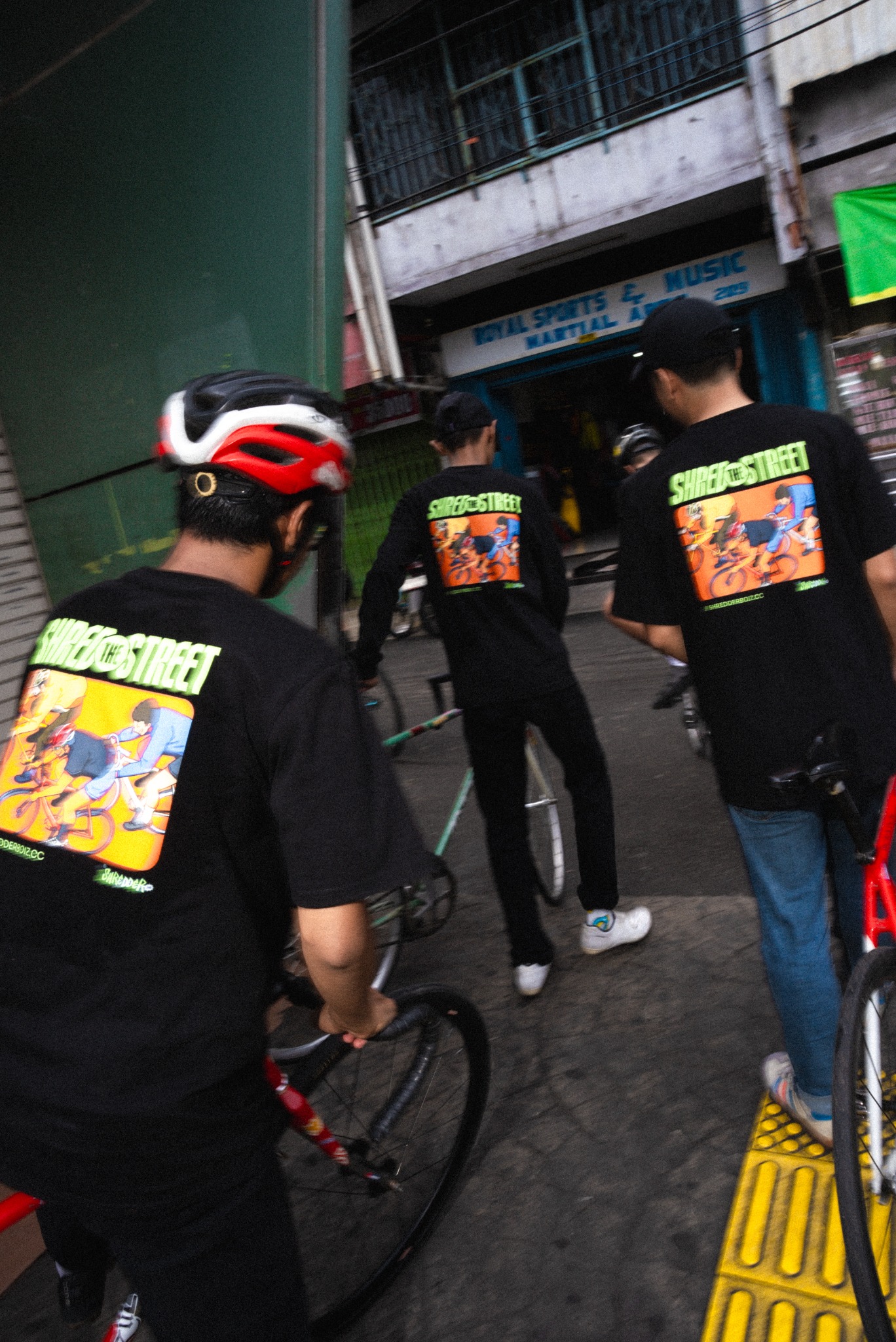 Anggota SDBZ memakai kaos Shred The Street bersama sepeda mereka